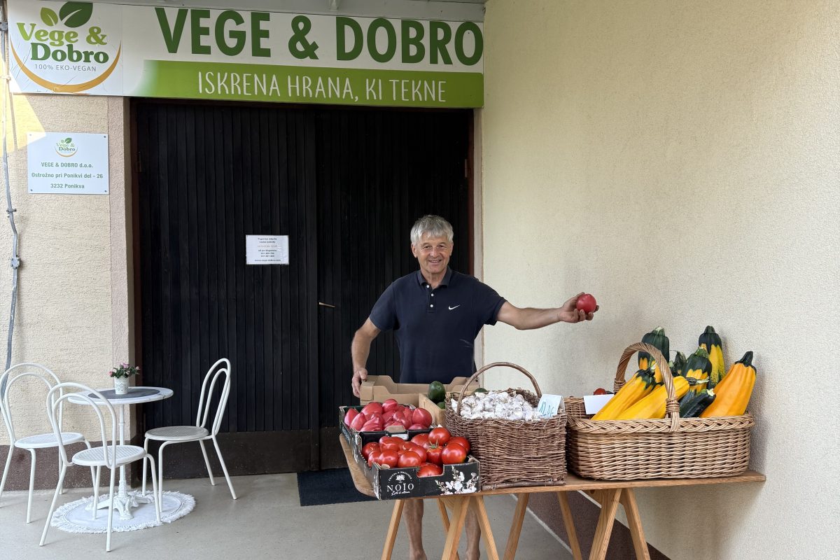 Stanko Valpatič ispreed dućana Vege&Dobro