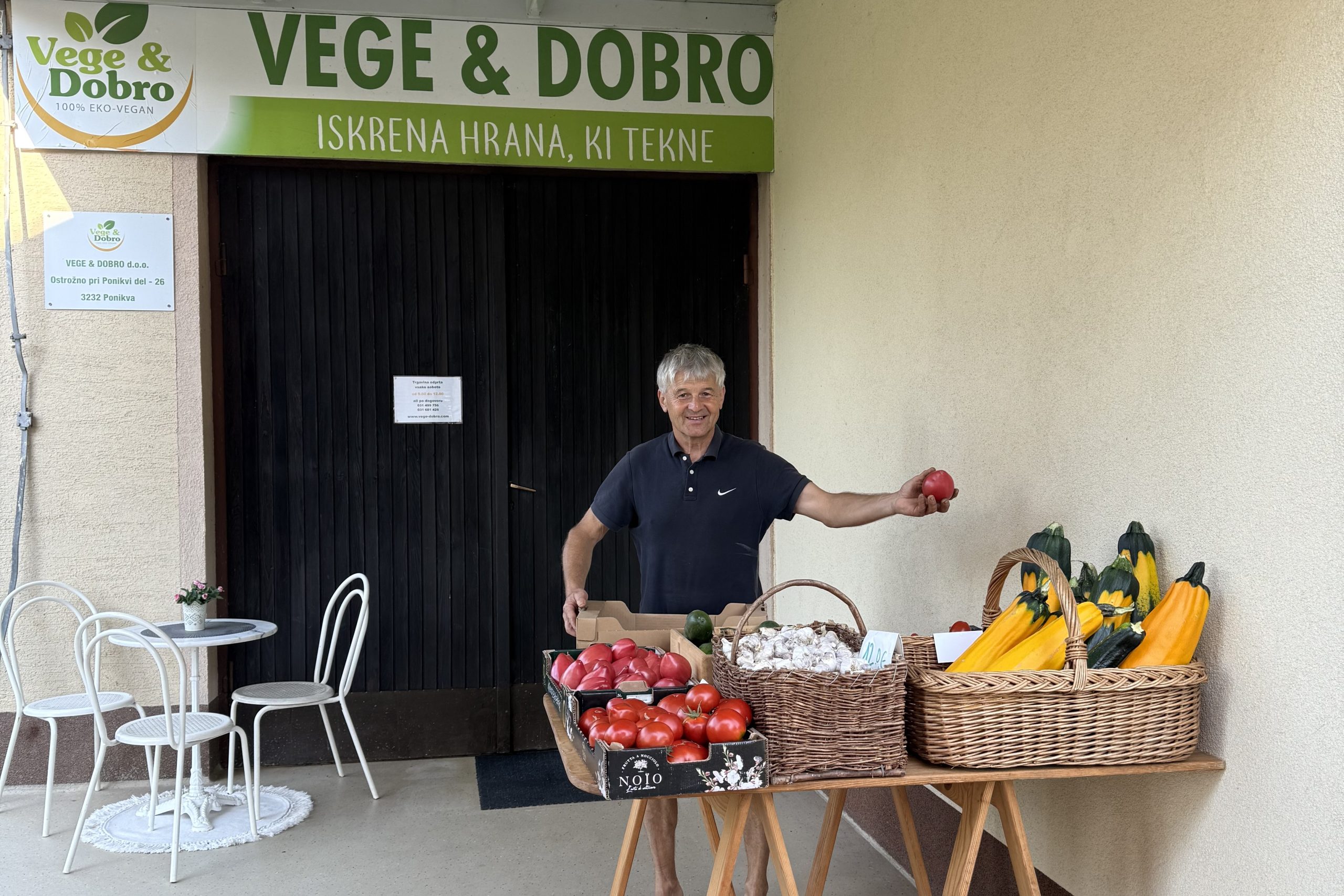 Stanko Valpatič ispreed dućana Vege&Dobro